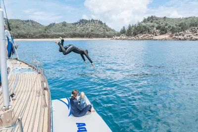 Entdecke magnetic islands wilde küste bei einer segeltour, ankere in versteckten buchten, schwimme oder entspanne und genieße frische garnelen mit wein. kleine gruppe & lokales team inklusive.