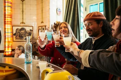 Entdecke paris le marais bei einer food & wein tour mit käse, boeuf bourguignon, gebäck, jüdischen spezialitäten & schokolade. inkl. verkostungen & lokalem guide.