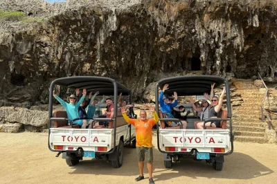 Descubre el lado salvaje de aruba con un tour en jeep 4x4 por arikok, nada en la piscina natural, explora cuevas y haz snorkel en baby beach. incluye almuerzo local y snacks.