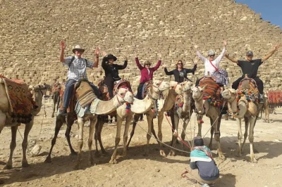 Découvrez les pyramides de gizeh, une balade à dos de chameau et le musée égyptien lors d’une excursion privée à la journée au caire. comprend prise en charge à l’hôtel, guide expert et b