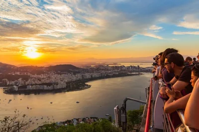Erlebe rio bei einer halbtägigen tour zu christo, den bunten selarón treppen und dem zuckerhut zum sonnenuntergang. inklusive hoteltransfer und eintritt.