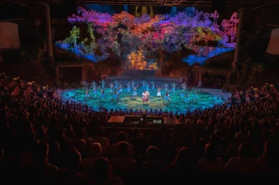 Découvrez l’esprit de la polynésie sur la north shore d’oahu avec des activités dans les villages, des spectacles de pirogues et une place bronze pour le show du soir « ha : breath of life ».