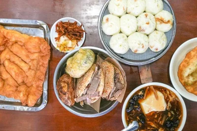 Commencez votre matinée dans les hutongs de pékin avec un guide local, dégustez un petit-déj authentique et découvrez les histoires derrière chaque bouchée. food, boissons et petit groupe inclu