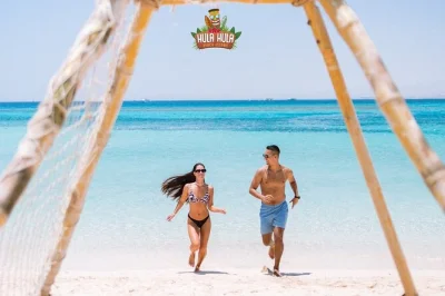 Sinta a brisa do mar vermelho em um passeio de dia inteiro para hula hula island saindo de hurghada, com snorkel, esportes aquáticos, almoço a bordo e transporte do hotel incluso.