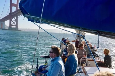 San francisco bay erleben: segeln auf klassischem boot mit getränken, nahen blicken auf alcatraz, angel island & golden gate bridge. plätze begrenzt.