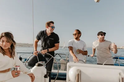 Erlebe den sonnenuntergang hinter point loma bei einer kleinen segeltour in san diego. 3 stunden, drinks, snacks & traumhafte stadtblicke. jetzt platz sichern!