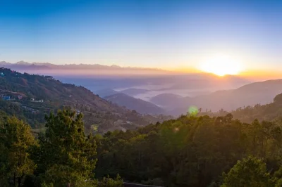 Admirez le lever du soleil sur l’himalaya à nagarkot, puis partez en randonnée jusqu’à telkot. transport privé, guide local et prise en charge à l’hôtel inclus. réservez votre excursion d