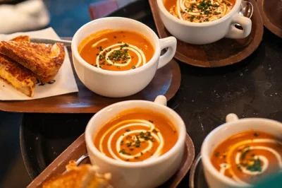 Descubra os sabores clássicos de miami em um tour gastronômico por south beach, caminhe pela ocean drive entre ícones art déco e ouça histórias com guias locais. grupo pequeno, refeição comple