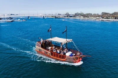Disfruta de un crucero pirata por los canales de mandurah, toma el timón, toca la campana y busca delfines. incluye protector solar gratis, estacionamiento y tripulación local.