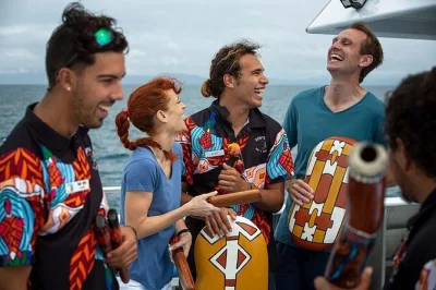 Descubre la gran barrera de coral con rangers indígenas, haz snorkel en dos arrecifes, disfruta un buffet y escucha relatos de la creación—todo incluido con equipo y comidas.