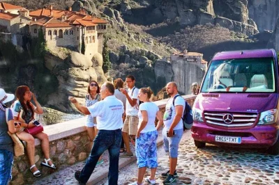 Scopri i monasteri di meteora arroccati sulle rocce con un tour in piccolo gruppo da kalabaka o kastraki, con pick-up in hotel, guida locale e soste per foto mozzafiato.