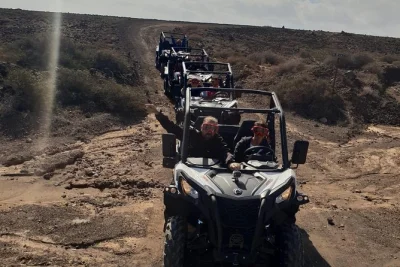 Scopri lanzarote in buggy tra guatiza, el mojón e las nieves. include occhiali antipolvere, giacca antivento e guida locale. max 6 veicoli per un’esperienza autentica.
