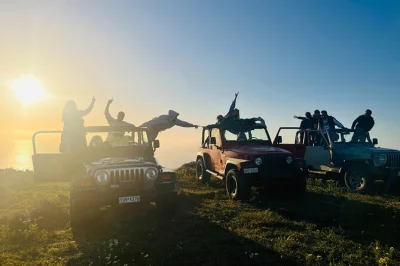 Découvrez santorin en jeep wrangler, nagez à la plage d’eros, admirez pyrgos et savourez un dîner grec traditionnel avec guide local et transfert hôtel inclus.