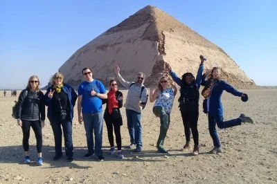 Descubre la historia de egipto en memphis, la pirámide escalonada de saqqara y la pirámide roja de dahshur en un tour privado desde el cairo con guía local y recogida en hotel.