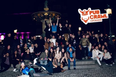 Vivi la vita notturna di copenaghen con un pub crawl scatenato tra shot, birra e nuove amicizie—5 locali, foto e una guida locale per la festa.