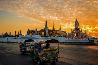 Découvrez bangkok la nuit en tuk tuk et bateau. visitez wat saket, loha prasat, le marché aux fleurs pak khlong talat et savourez un dîner local. réservez vite.
