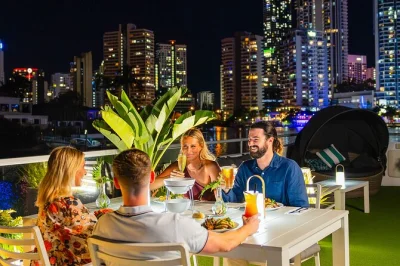 Desfrute de frutos do mar fresquinhos, luzes da cidade e música ao vivo em um cruzeiro jantar na gold coast. inclui buffet, comentários locais e estacionamento fácil.