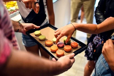 Erkunde saint-germain in paris mit einem lokalen guide, koste französische käse, foie gras, edle weine und feine backwaren. inklusive verkostungen, geheimem gericht & flexiblem menü.