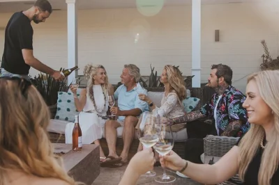 Genieße den blick auf die golden gate bridge, probiere weine in den top-weingütern von napa und sonoma und erkunde die sonoma plaza in deiner freizeit. inkl. verkostungen und guide.