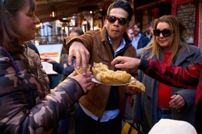 Descubre la auténtica gastronomía de madrid sin caer en trampas turísticas. aprende a cortar jamón en una bodega centenaria, prueba bocadillos de calamares y disfruta vinos de rioja. cinco paradas