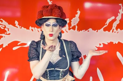 Scopri freiburg con betty bbq, icona drag queen della città. tra risate, storie e uno show travestito, vivi un tour guidato unico a piedi nel cuore della città.