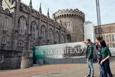 Scopri dublino con un tour privato a piedi guidato da un locale. visita i luoghi più famosi, angoli nascosti e ascolta storie autentiche. include incontro in hotel e orari flessibili.