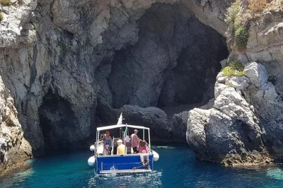 Descubra o charme do corso umberto em taormina, navegue pelas águas cristalinas de isola bella e explore ruas antigas neste passeio de um dia saindo de messina, com guia e passeio de barco incluídos