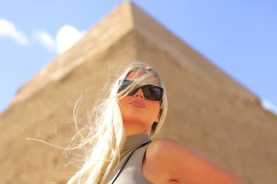 Scopri l’energia millenaria delle piramidi di giza, ammira la sfinge da vicino e visita laboratori artigianali in un tour privato di mezza giornata da il cairo o giza con pickup incluso.