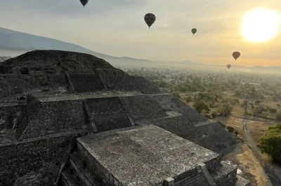 Survolez teotihuacan au lever du soleil, savourez un petit-déjeuner dans une grotte et dégustez des boissons traditionnelles lors de cette excursion au départ de mexico avec transfert aller-retour 