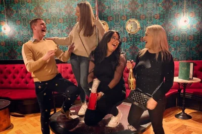 Scopri il famoso strip club di amsterdam con una guida ex lavoratrice del sesso, visita le stanze vip, fai domande e gusta un drink ascoltando storie vere. ingresso e guida inclusi.