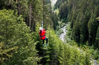 Vivez l’adrénaline en tyrolienne entre whistler et blackcomb, accompagné par des guides locaux. matériel et transport depuis whistler village inclus. groupes réduits, vues à couper le souffle.