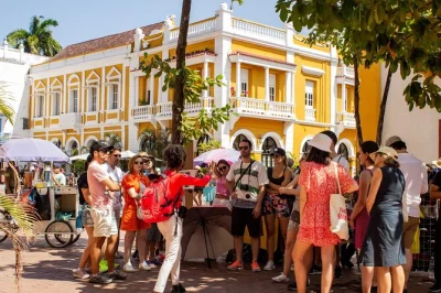 Découvrez la vieille ville fortifiée de cartagena avec un guide local, un système audio sans fil, et des récits captivants sur son histoire, ses légendes et son quotidien. guide certifié et plan