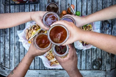 Dégustez conch fritters, saveurs cubaines et la fameuse tarte au citron vert chocolatée lors d’une balade gourmande à key west old town. 5 dégustations, café glacé et anecdotes locales inclus.