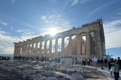 Explore 2.500 anos de história em atenas com tour privado: acrópole, Ágora, passeio por plaka e troca da guarda na praça syntagma. inclui traslado e pausa para almoço flexível.