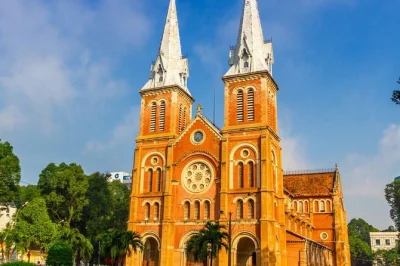 Explore os principais pontos de ho chi minh de carro particular e rickshaw. visite o palácio da reunificação, catedral de notre dame, museu dos vestígios da guerra e aproveite um almoço com noodl