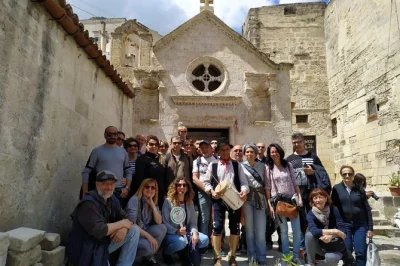 Explore os antigos sassi de matera, caminhe por vielas esculpidas na rocha, visite uma casa-caverna e uma igreja rupestre com guia local. inclui entradas e desconto em comida.
