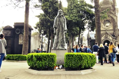 Recorre el cementerio de recoleta en buenos aires con un guía local, descubre leyendas sorprendentes y misterios reales, y visita la tumba de eva perón. tour en inglés, accesible para sillas de rue