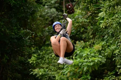 Sinta a adrenalina nas 7 tirolesas sobre a cachoeira la fortuna, perto do vulcão arenal, com guia local e traslado do hotel. grupo pequeno, vistas incríveis.