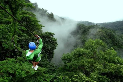 Voe pelas 12 tirolesas sobre a cachoeira la fortuna com vistas incríveis do vulcão arenal, acompanhado por guias locais. inclui transporte do hotel em la fortuna para uma aventura de meio dia.