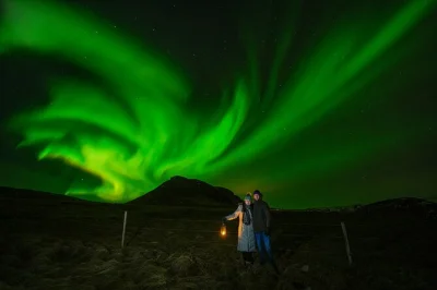 Sinta a magia das luzes do norte da islândia em um tour em grupo pequeno saindo de reykjavik, com fotos profissionais, roupas quentinhas, lanches locais e possibilidade de repetir o passeio.