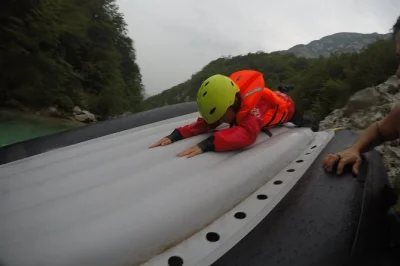 Desfrute de um passeio seguro e divertido de rafting em família no rio soča, na eslovênia. ideal para crianças, com corredeiras suaves, banho de rio e guias locais experientes. reserve já!