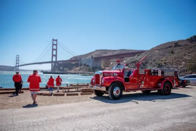 Erlebe eine fahrt im vintage-feuerwehrauto vom fisherman’s wharf über die golden gate bridge mit fotostopps und spannenden geschichten. inklusive feuerwehrjacke und live-guide.