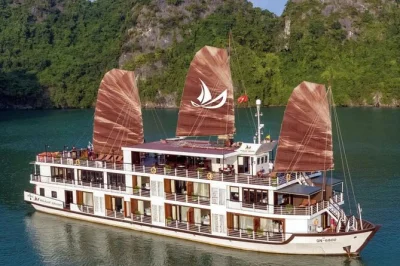 Despierta con la calma de la bahía de halong, rema en kayak por las aguas tranquilas de lan ha y explora la cueva de la sorpresa. crucero todo incluido con cabina balcón, traslados y comidas.