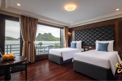 Despierta rodeado de las torres de piedra caliza de la bahía de halong, navega en kayak por lan ha, aprende a preparar rollitos y relájate en tu cabina con balcón. incluye recogida en el casco anti