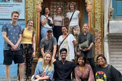 Old delhi entdecken: legendäres streetfood, riesige sikh-gurdwara-küche, bunter gewürzmarkt und versteckte gewürzhäuser – inklusive verkostungen und rikschafahrt.