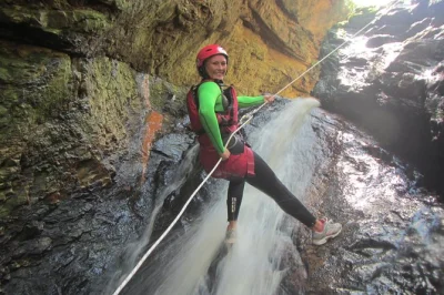 Erlebe canyoning in the crags: abseilen, klippenspringen, zipline und schwimmen. inklusive ausrüstung, lokale guides und fotos zum kauf.