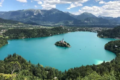 Descubre el casco antiguo de ljubljana, pasea por la orilla del lago bled, prueba la cremšnita y viaja desde trieste con guía local y recogida en hotel incluida.