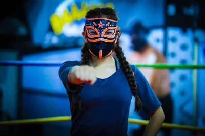 Vivi l’emozione della lucha libre a città del messico, assaggia tacos autentici e mezcal, e unisciti alla festa con i locali—maschera, cena, drink e biglietti per l’arena inclusi.