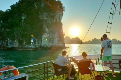 Descubre la bahía de halong en un crucero de un día con cuevas, kayak, vistas desde la isla titop y un buffet de mariscos frescos. incluye recogida en hanoi y guía local.