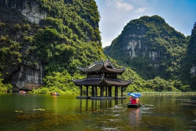 Escapa del bullicio de hanoi y descubre las cuevas de piedra caliza de ninh binh, la antigua hoa lu, un paseo en barco por el río y la subida a la cueva mua, con almuerzo y traslado incluidos.